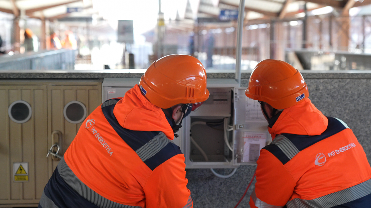 PKP Energetyka uruchomiła specjalne punkty zasilające dla służb, wolontariuszy i uchodźców