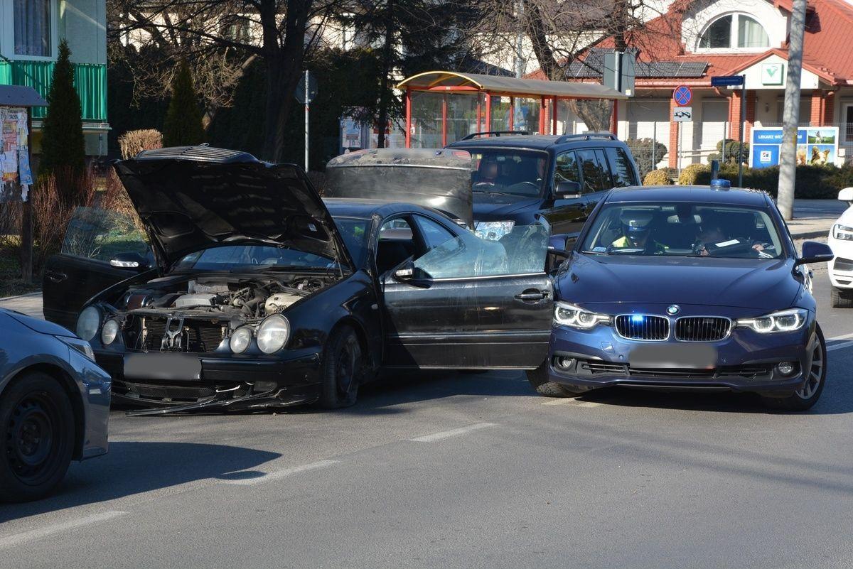 Policyjny pościg i uszkodzenie radiowozu. Przemyślanin miał wiele powodów do ucieczki