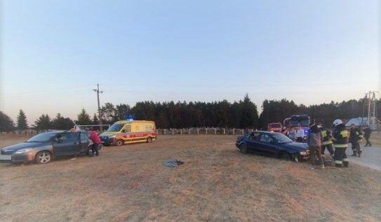 Dobra: 21-letni kierowca stracił panowanie nad audi i dachował