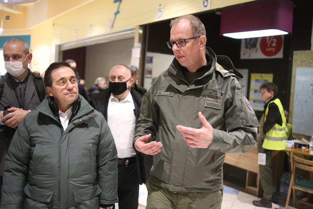 Miasto zapewni transport dla uchodźców na lotnisko, Hiszpanie samoloty