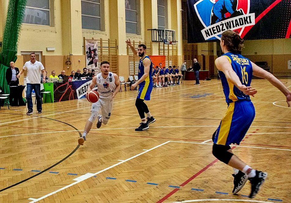 Zwycięski dwupak Przemyskich Niedźwiadków. Triple-double Rafała Serwańskiego pod Wawelem