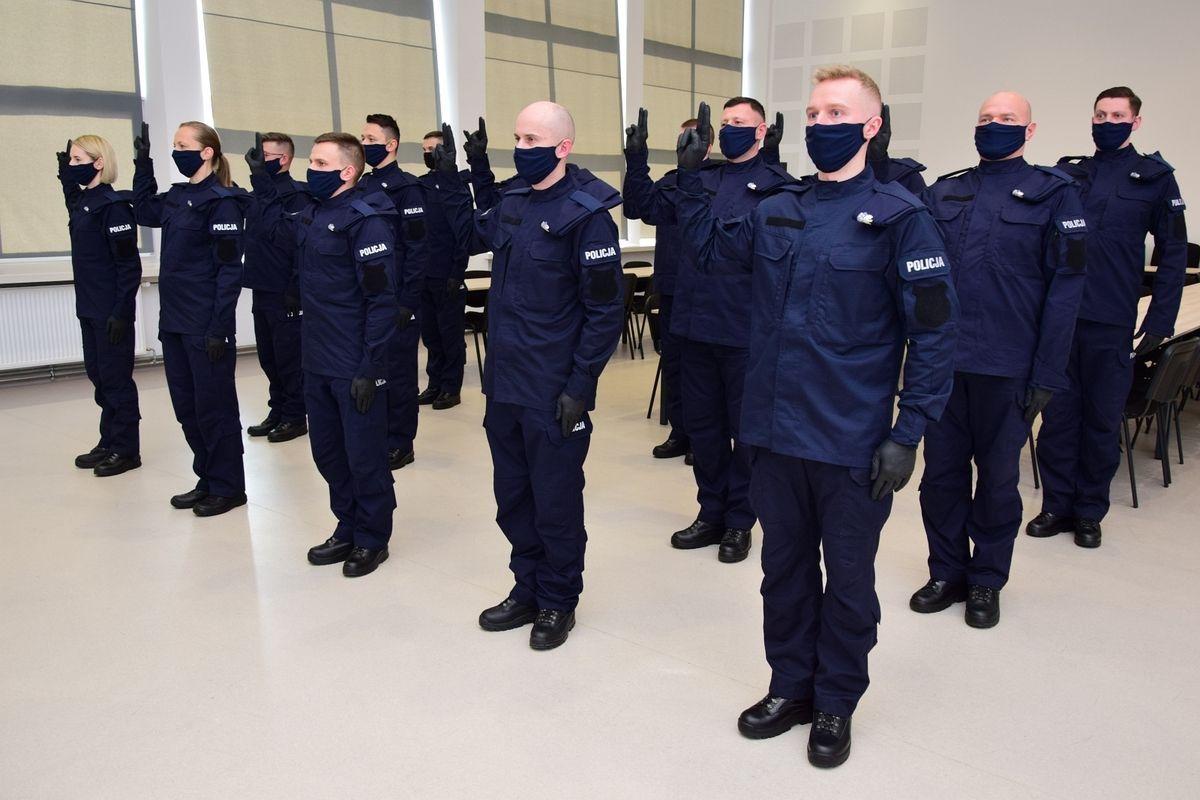 15 nowych policjantów złożyło ślubowanie [ZDJĘCIA]