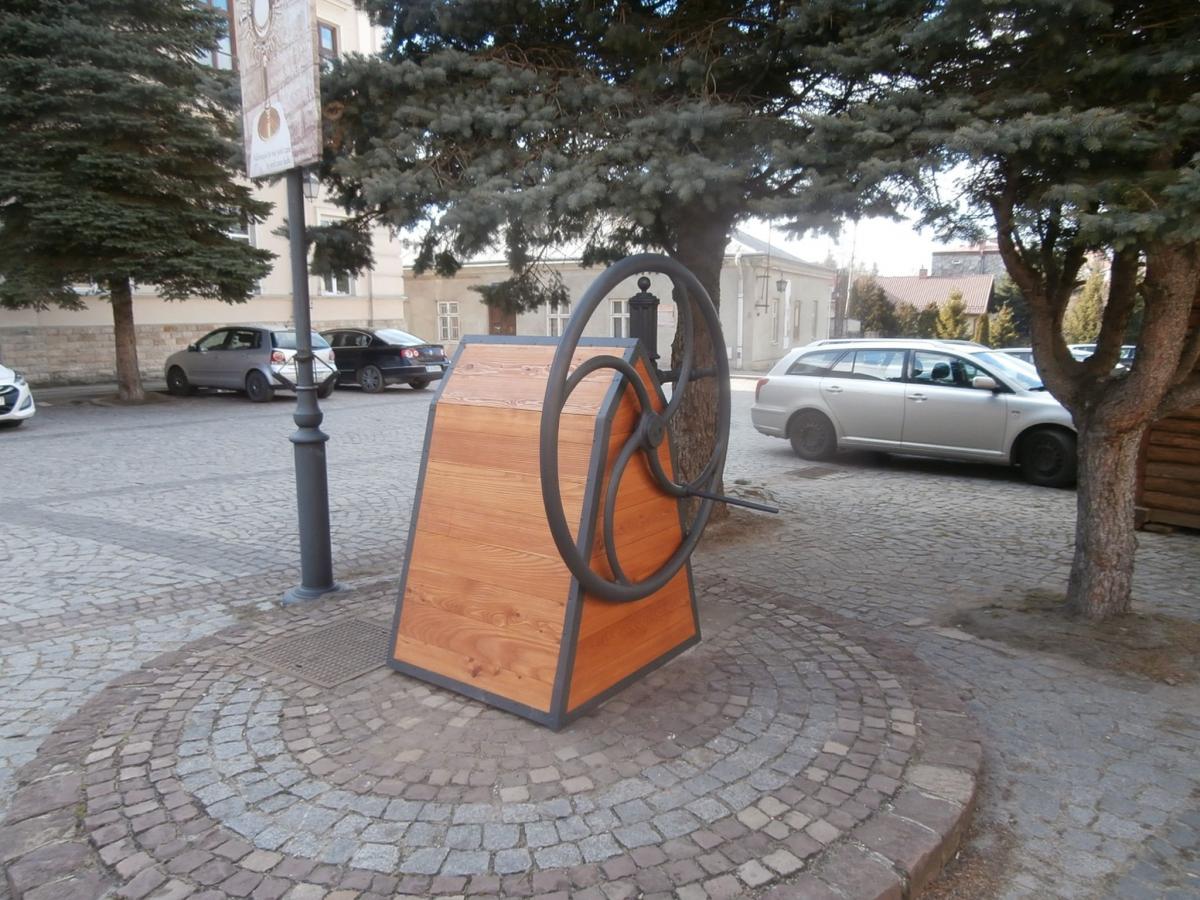 Zabytkowa studnia znów zdobi plac Księdza Piotra Skargi [ZDJĘCIA]