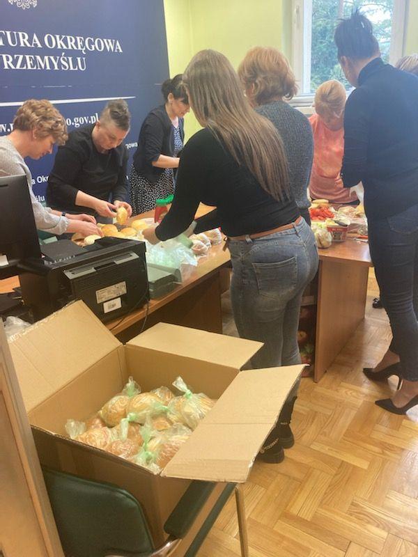 W przemyskiej prokuraturze robią kanapki dla uchodźców