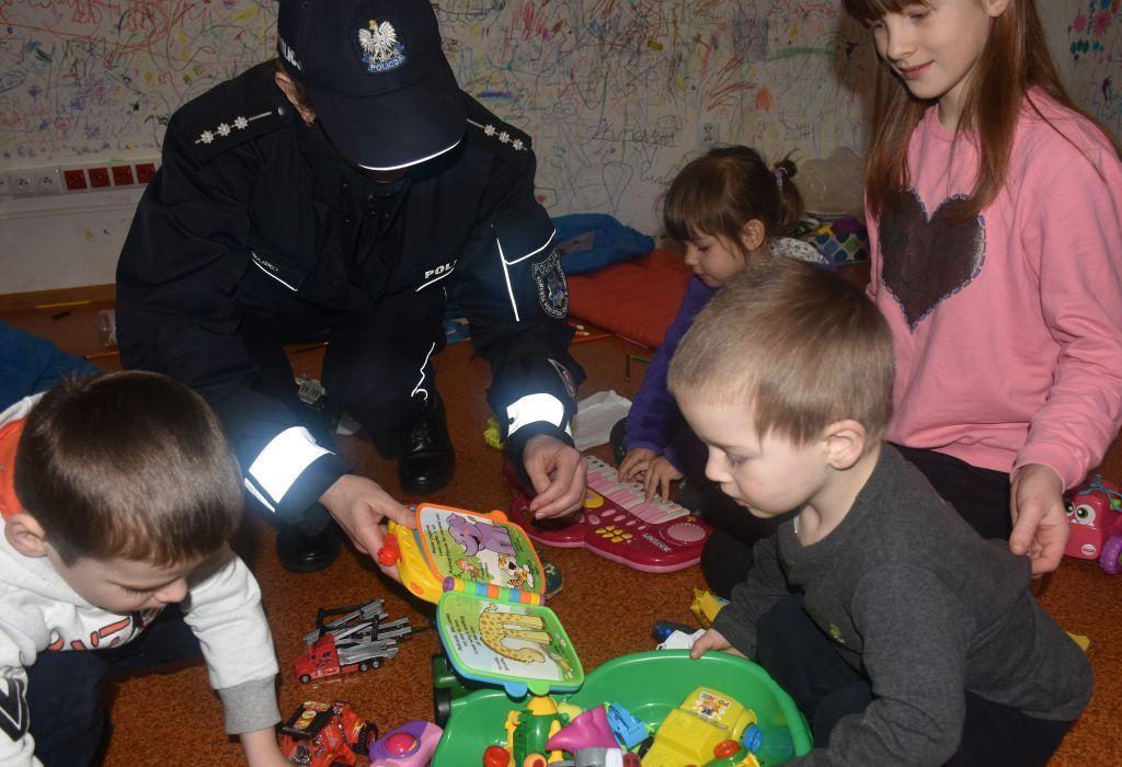 Dzieci policjantów z Jarosławia przekazały swoje zabawki rówieśnikom z Ukrainy [ZDJĘCIA]