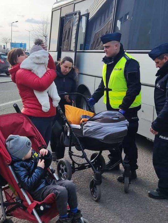 Przemyscy policjanci angażują się w pomoc przybyłym z Ukrainy [ZDJĘCIA]