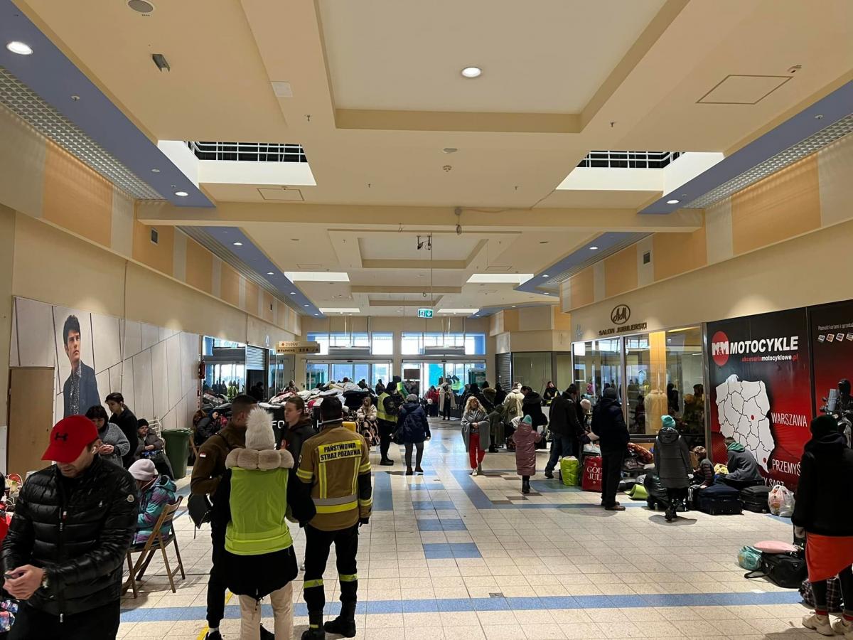 W byłym hipermarkecie Tesco działa centrum pomocy humanitarnej