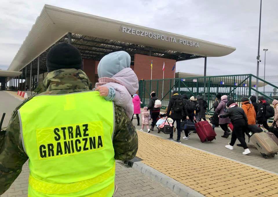 Strażnicy graniczni pomagają przekraczającym granicę z Ukrainą [ZDJĘCIA]