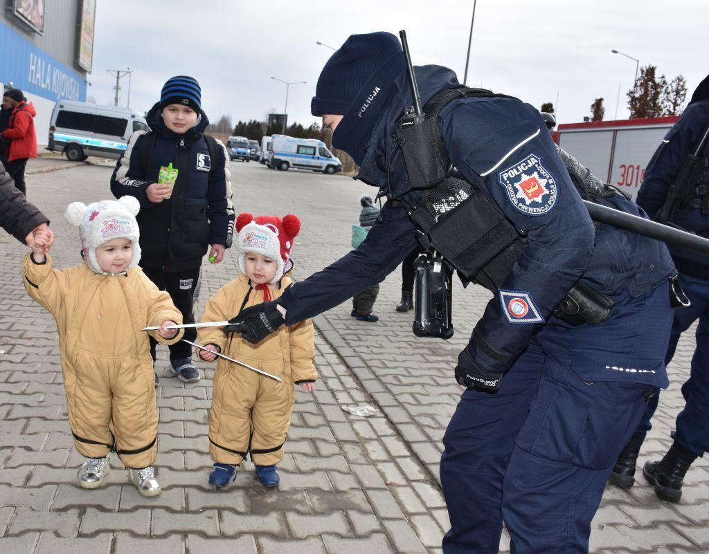 Policjanci dbają o bezpieczeństwo uciekających przed wojną [ZDJĘCIA]