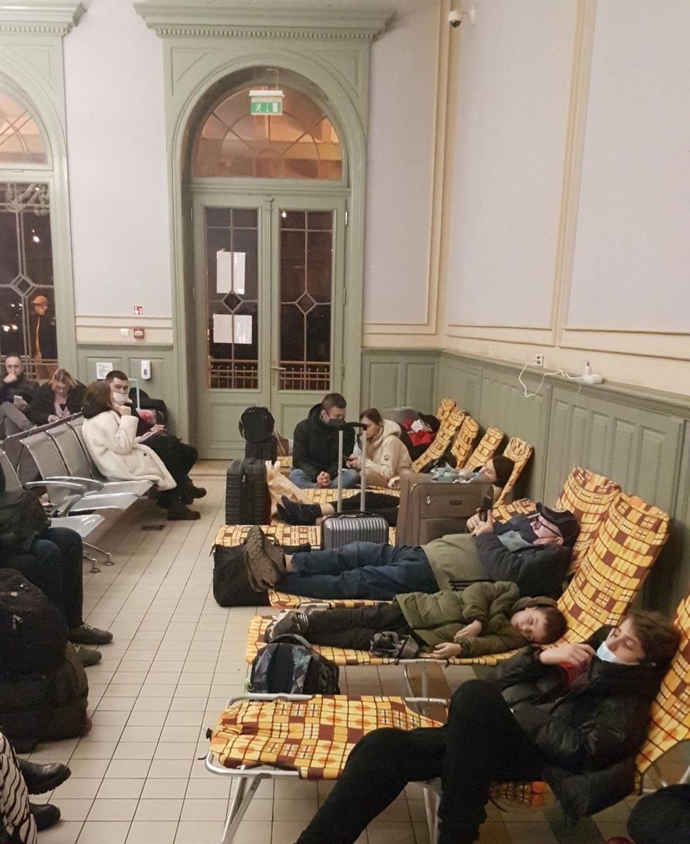 Setki osób uciekających przed wojną jedzie dziś przez Przemyśl. Służby i wolontariusze niosą pomoc