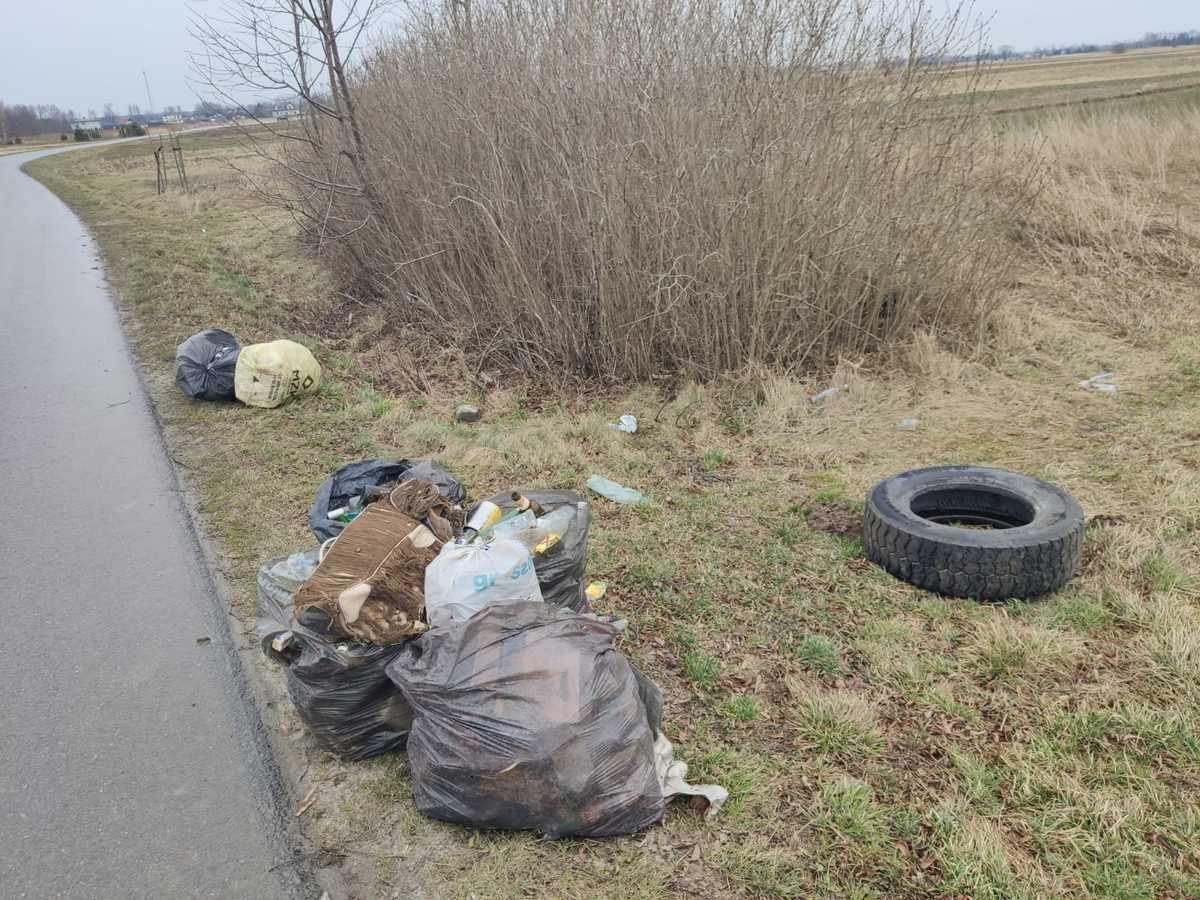 Wyrzuciła śmieci przy drodze. Musiała po sobie posprzątać