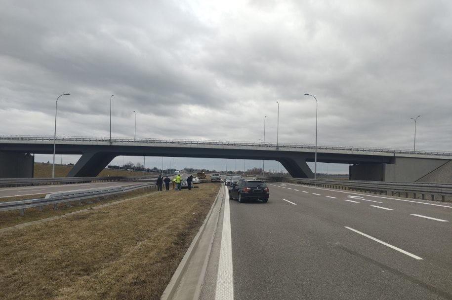  Bmw uderzyło w tył forda i zepchnęło go z drogi na autostradzie A4