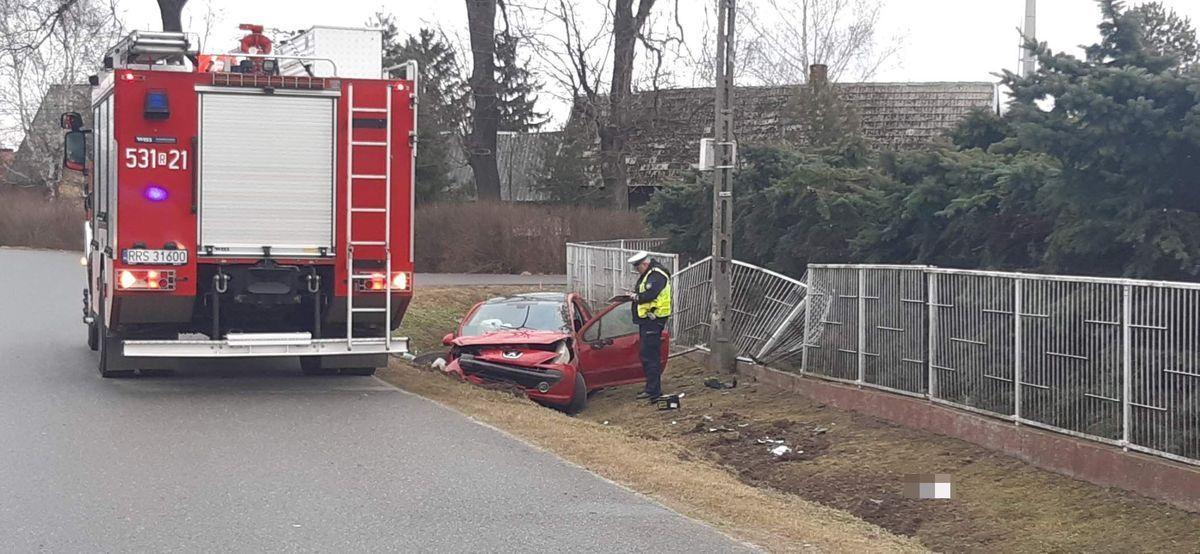 Podczas wyprzedzania wypadł z drogi. Uderzył w 2 przepusty i słup