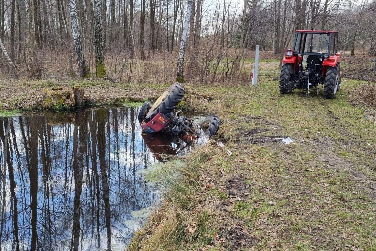 Traktor się przewrócił i przygniótł kierującego. Mężczyzna nie żyje