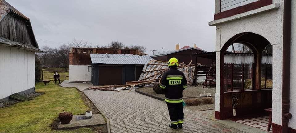 Powiało. Strażacy ochotnicy zabezpieczali dach zerwany z budynku w Buszkowicach [ZDJĘCIA]