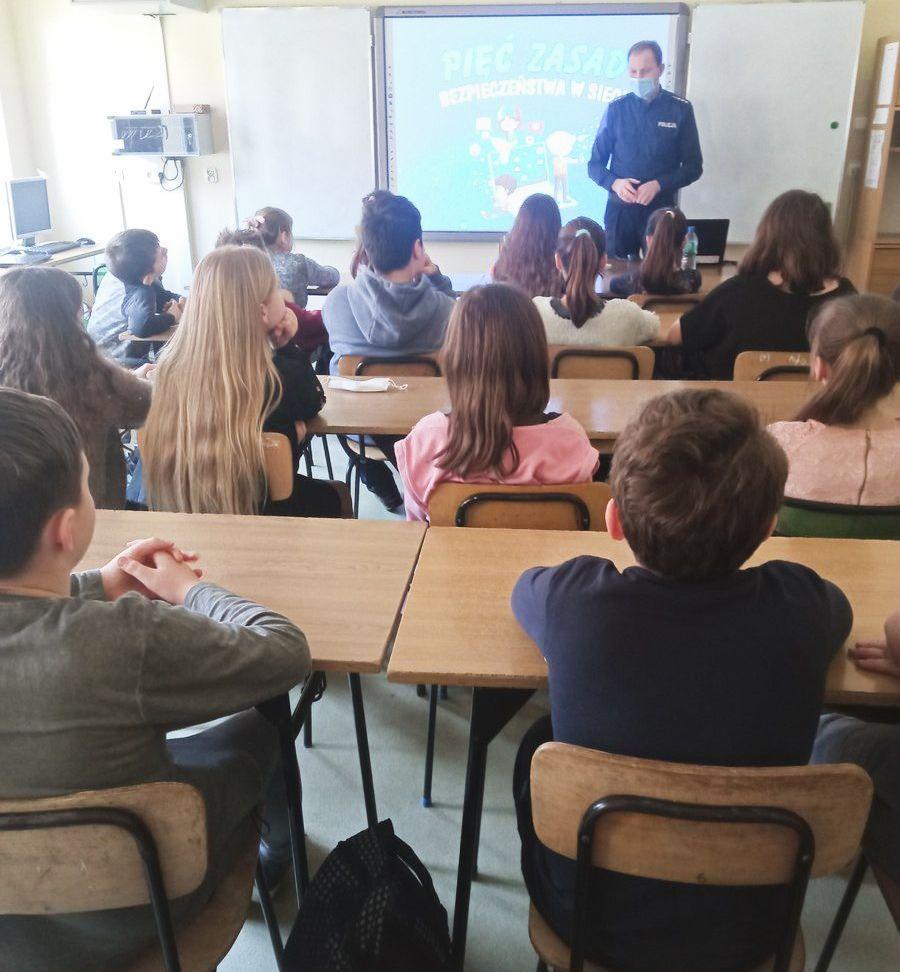 O bezpieczeństwie w cyberdżungli i nie tylko. Mundurowi edukowali młodych