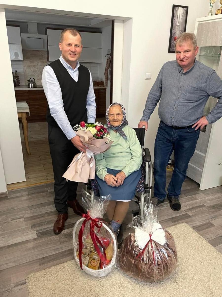 Kwiaty i prezenty dla jubilatki! Pani Maria skończyła 102 lata