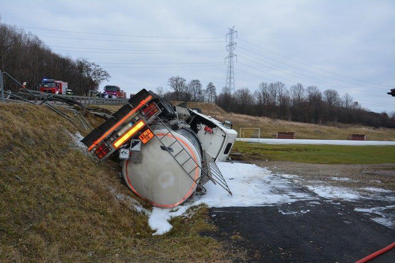 Zderzenie opla i ciężarowej cysterny. Kilkudziesięciu strażaków, ratownicy i policjanci pracowali na miejscu wypadku 