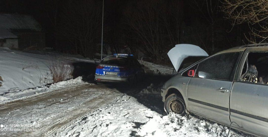 Znaleziono zwęglone ciało mężczyzny. Policja ustala przyczyny pożaru auta