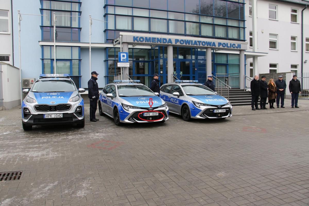Afera czy blaga? Policjanci podmienili tablice rejestracyjne na uroczystym przekazaniu radiowozów