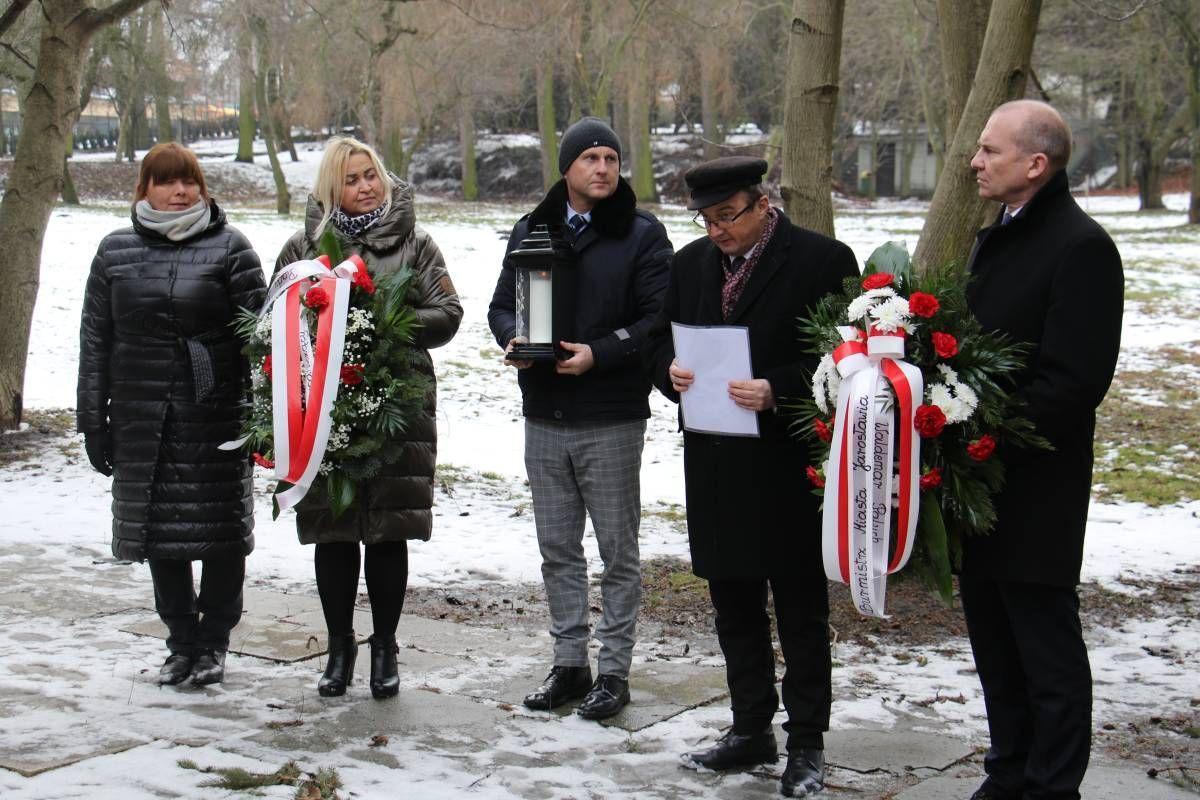 Modlitwy i kwiaty przed ścianą rozstrzeliwań