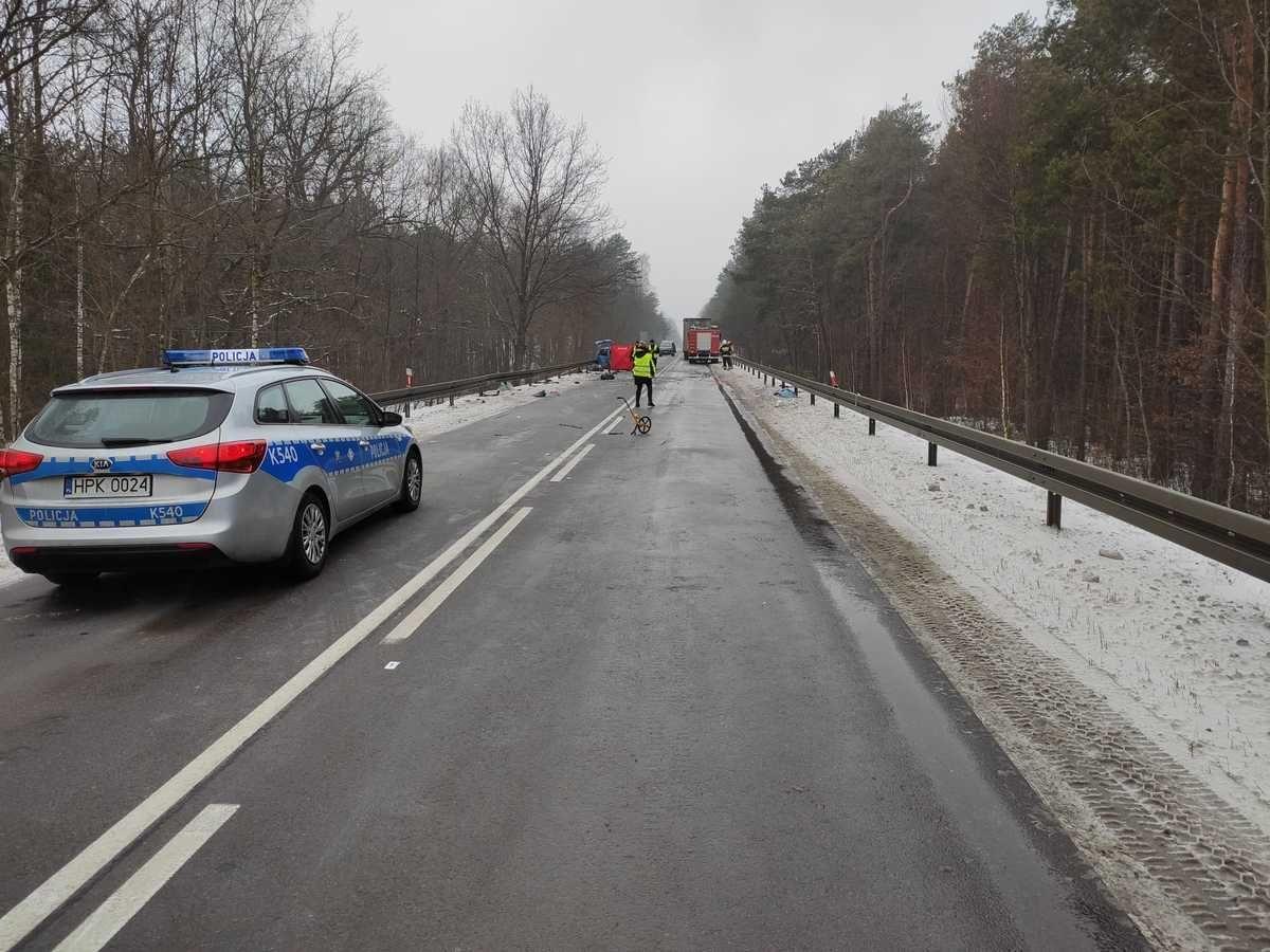 Tragiczny wypadek. Nie żyje kierująca citroenem. Blokada drogi