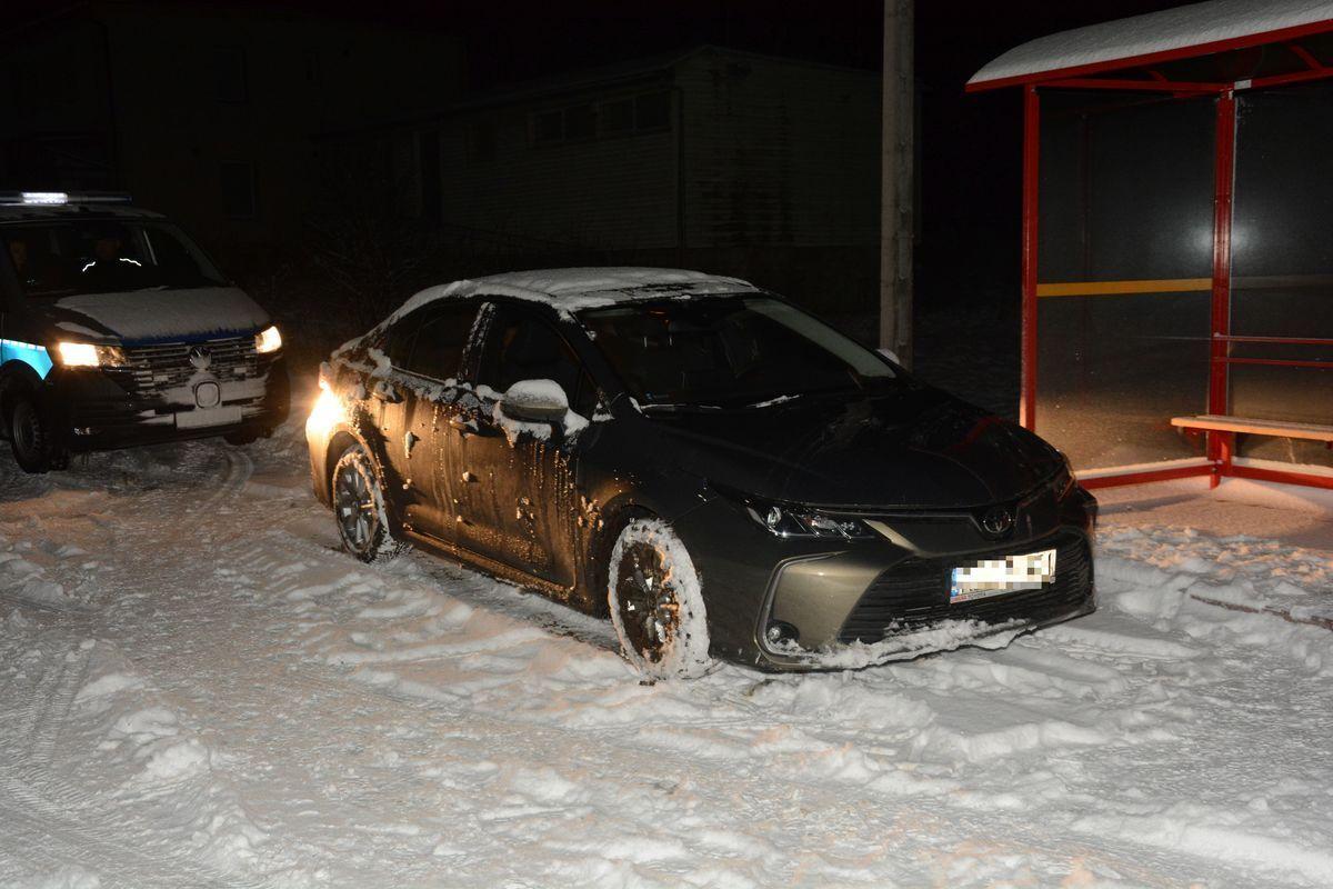 Dębów: Toyotą wjechał do rowu. Miał promil alkoholu we krwi