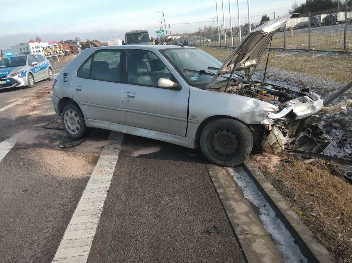 Zderzenie dwóch peugeotów w Krasnem. Jeden z kierowców z 2 promilami