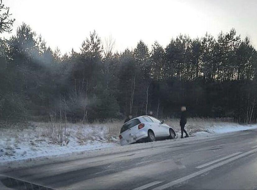 Noga z gazu! Dwóch kierowców jazdę zakończyło w rowach