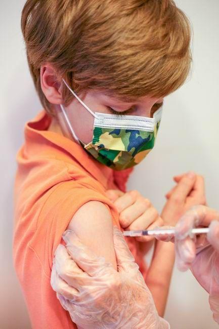 Rodzice ostrożni w kwestii szczepień.  Na wolne terminy nie trzeba czekać długo, zainteresowanie szczepieniami najmłodszych przeciw COVID-19 na razie umiarkowane