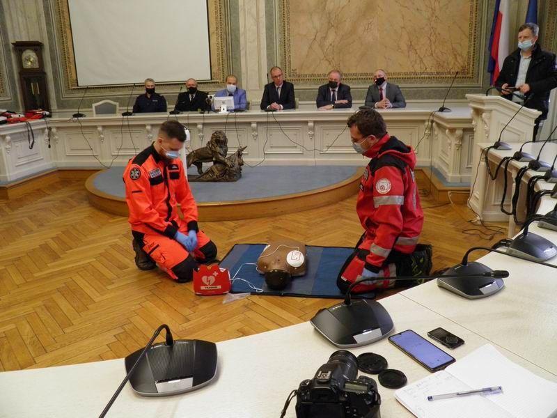 Gdy o życiu decydują sekundy. Przemyśl z największą siecią defibrylatorów na Podkarpaciu