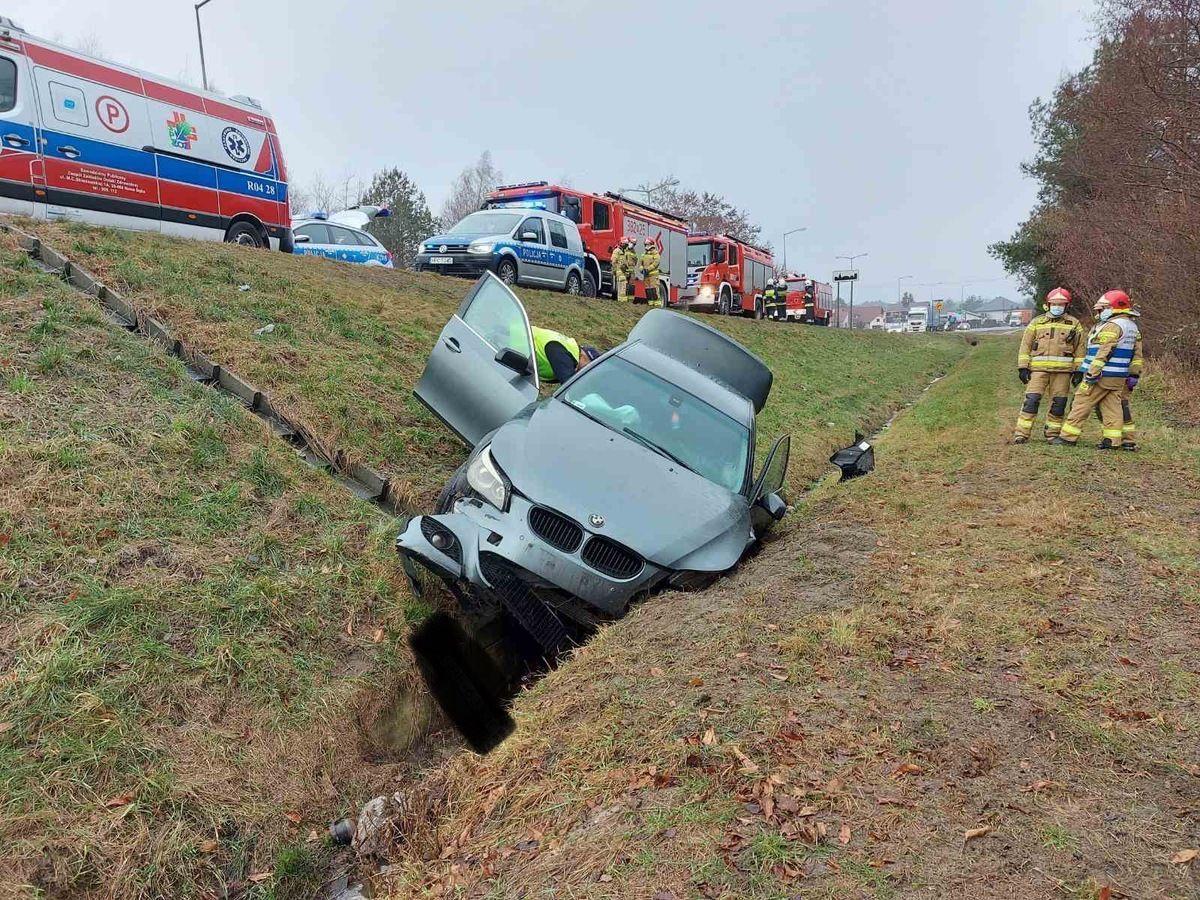 22-letni kierujący bmw stracił nad nim panowanie i stoczył się do rowu