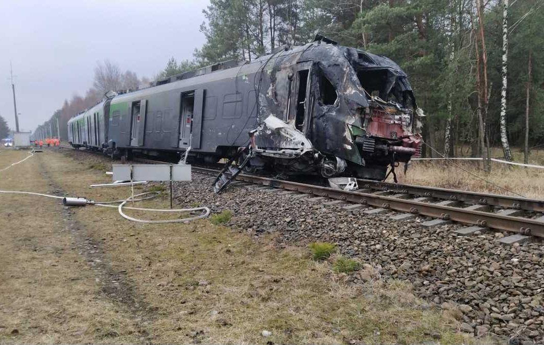 Tragedia na przejeździe kolejowym. Zderzenie dostawczaka z szynobusem [ZDJĘCIA]