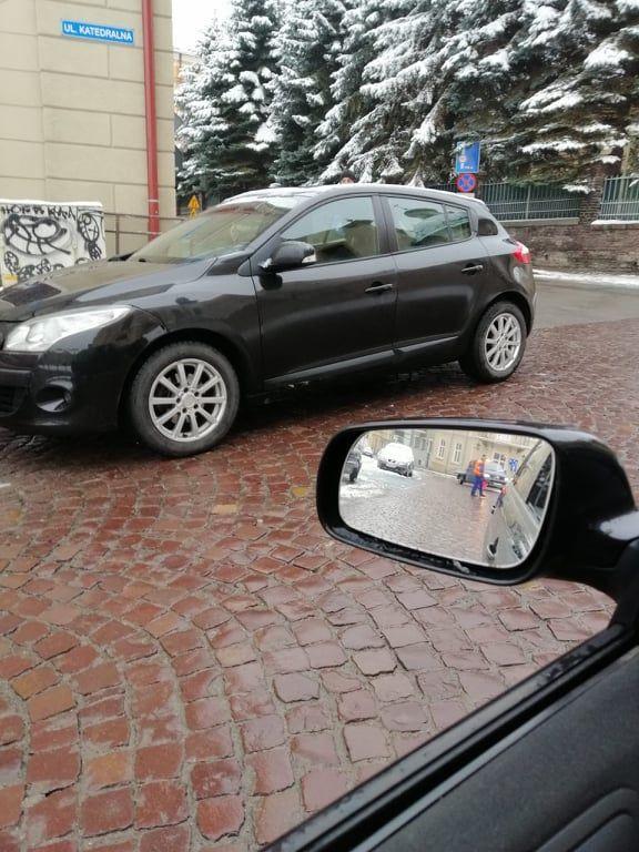 Na nic upomnienia, na nic mandaty. Pod PUP-em samochodowa samowolka