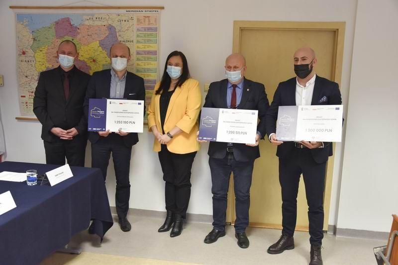 Prawie 1 mln 300 tys. zł dofinansowania dla szkół już pewne. Umowy podpisane