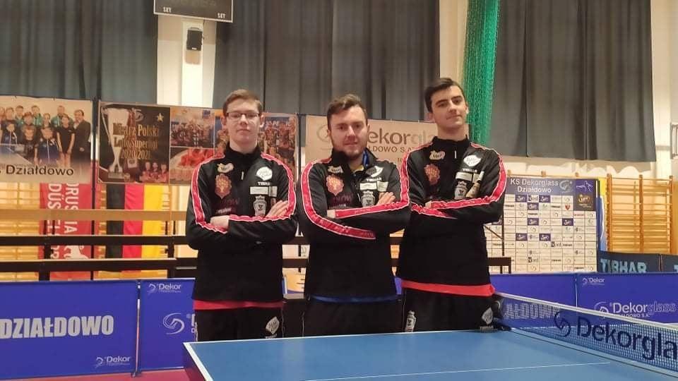 Tenisiści stołowi Sokołowa SA bez szans w Działdowie. Debiut Szymona Bruda
