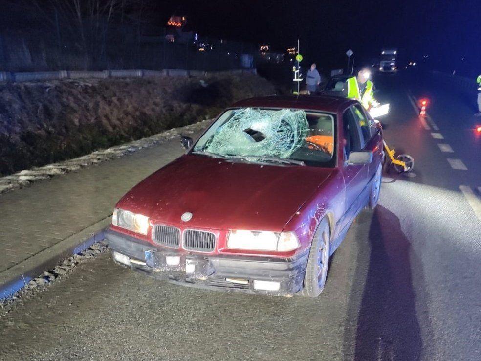 Kierujący bmw potrącił przebiegającego przed jezdnię mężczyznę