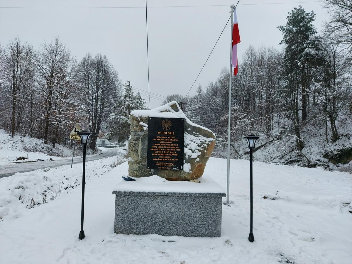 Huta Brzuska: Trudna pamięć zapisana w pomnikach [ZDJĘCIA]