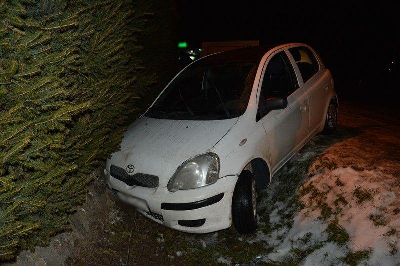 31-letni kierowca wjechał toyotą do rowu. Wiózł narkotyki i był pijany