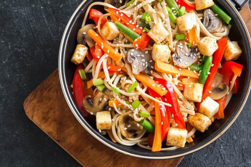 Duszone warzywa z tofu i sezamem