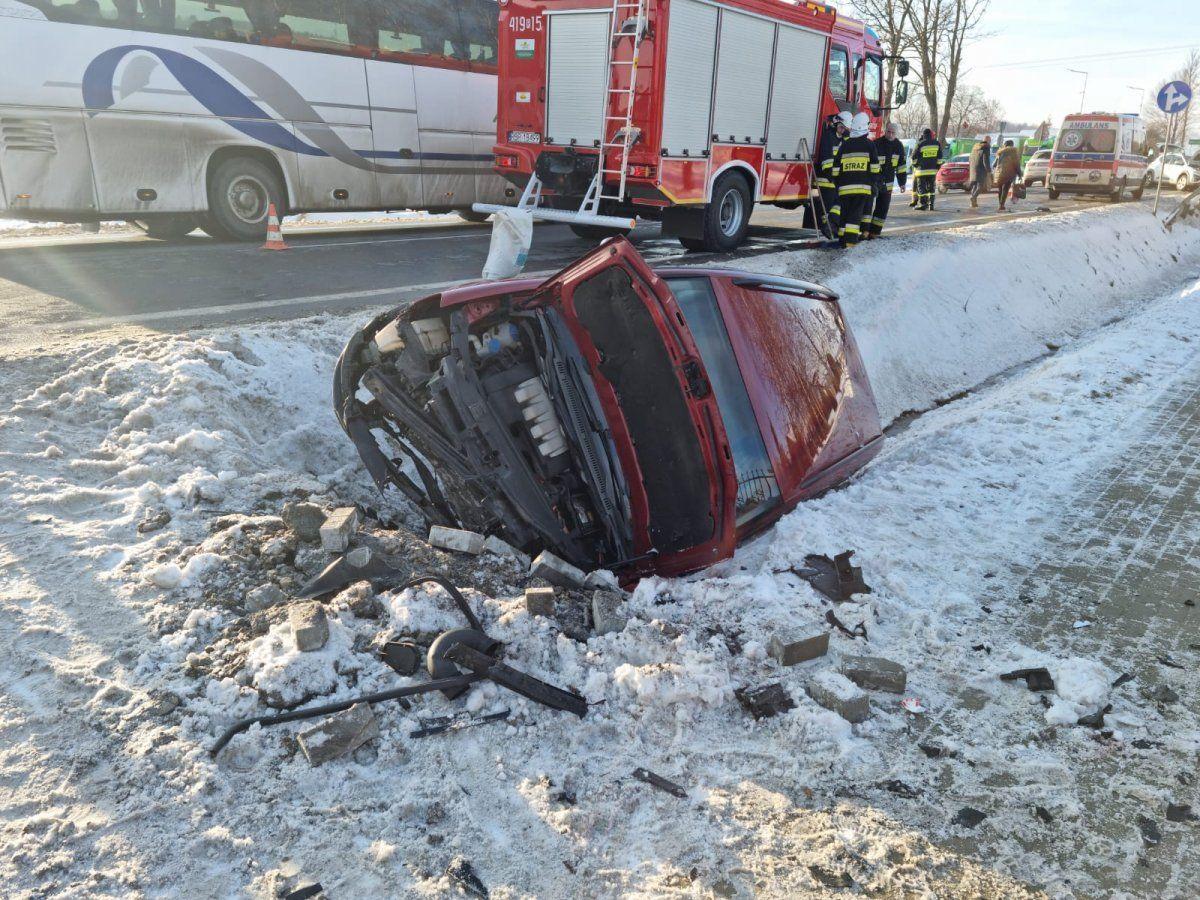 Domaradz: czołowe zderzenie volkswagena z dacią [ZDJĘCIA]