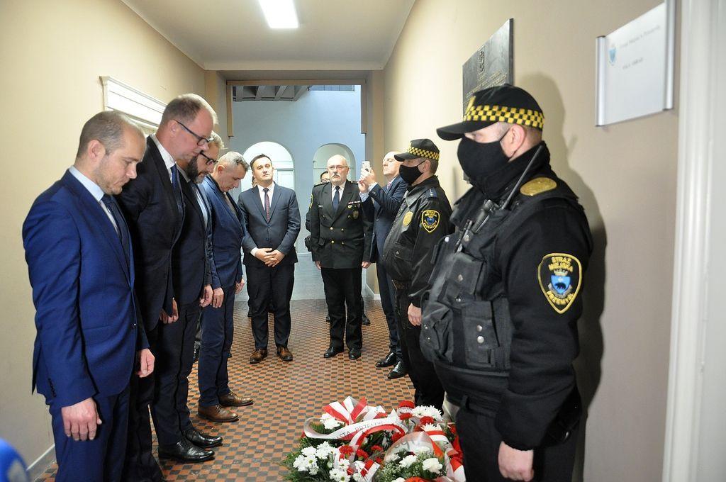 Uczcili przedwojenne władze Przemyśla. Pamiątkowa tablica zawisła w magistracie