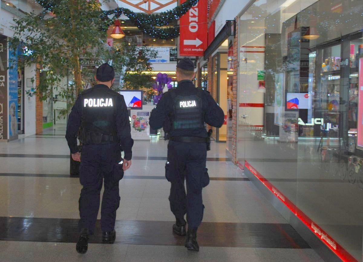 Dwaj poszukiwani mężczyźni wpadli, bo nie założyli masek w galerii handlowej
