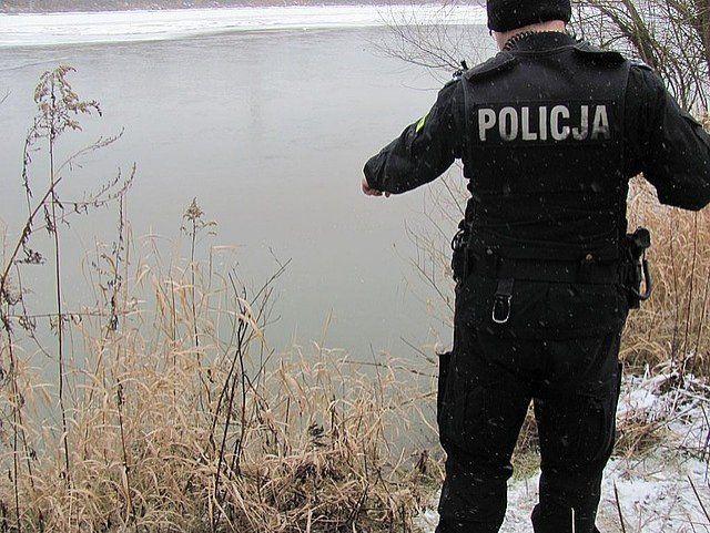 Trzech chłopców i dziewczynka ślizgali się po zamarzniętym zalewie