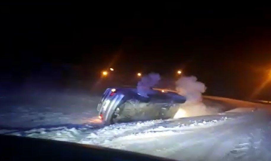 Kierowca bmw uciekał przed policją. Brawurową jazdę zakończył w rowie