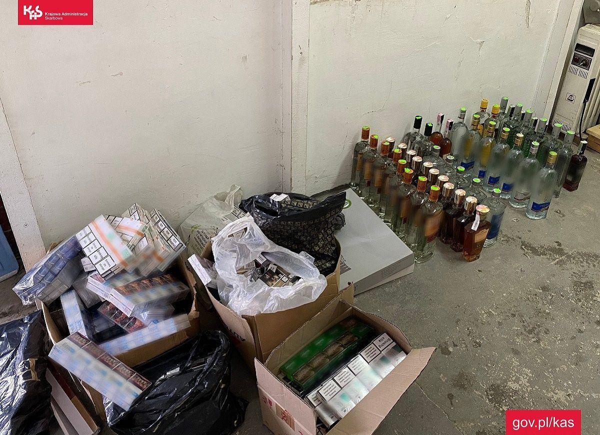 1000 paczek nielegalnych papierosów i 50 butelek alkoholu na przemyskim bazarze