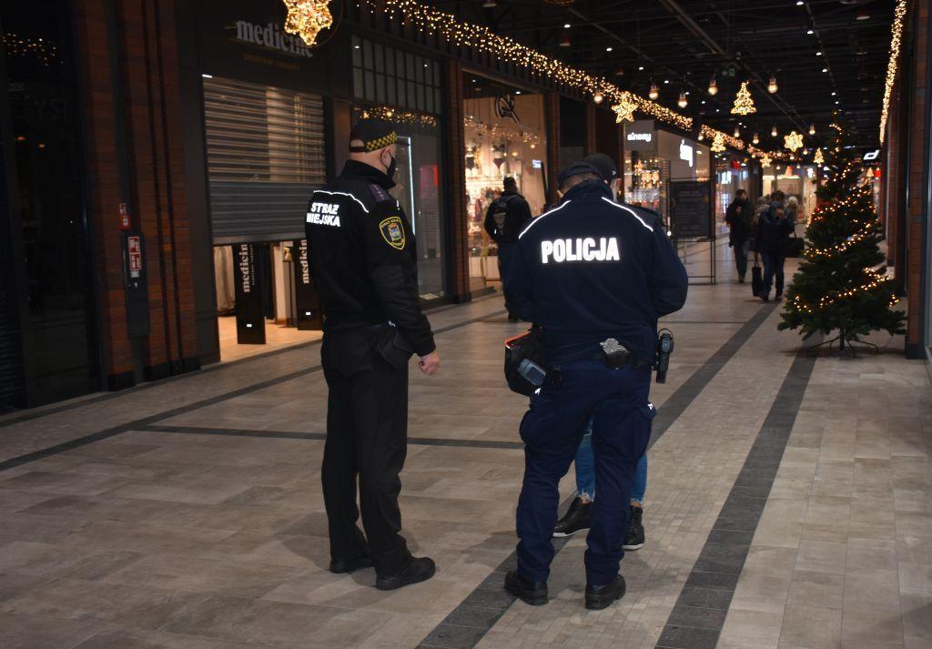 Policjanci i strażnicy miejscy kontrolują galerie, sklepy, autobusy [ZDJĘCIA]