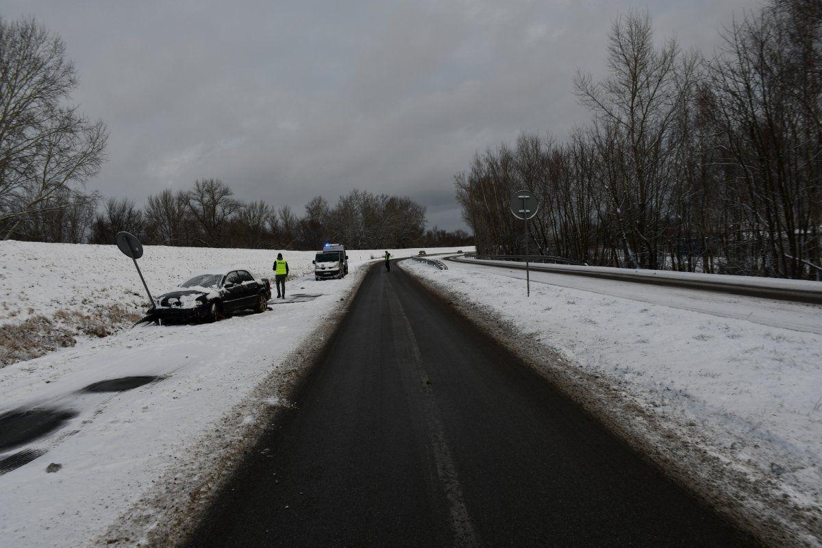 Kierowca audi wpadł w poślizg i uderzył w znak drogowy