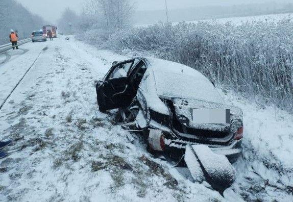 Leżachów: Kierujący audi jechał za szybko, wpadł w poślizg i uderzył iveco