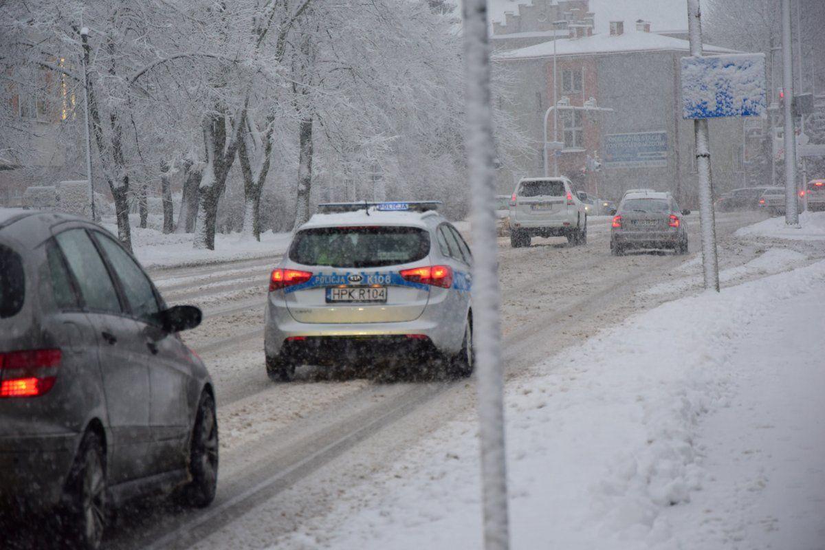 Policja apeluje: noga z gazu i ostrożna jazda! Trudne warunki na drogach
